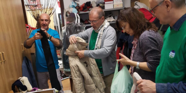 Distribuzione generi alimentari e abiti 01 ott25 Distribuzione generi alimentari e abiti 01 ott25